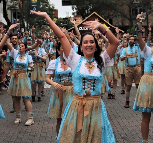 Confira cronograma dos desfiles da Oktoberfest