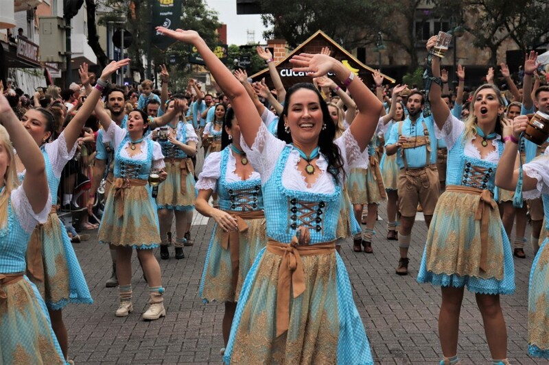 Confira cronograma dos desfiles da Oktoberfest