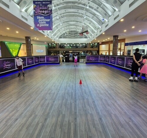 Roller Boogie: pista de patinação retrô é atração no Farol Shopping