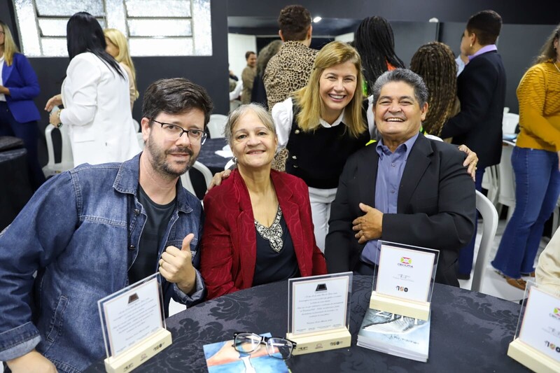 Homenagem aos escritores locais no Café Concerto