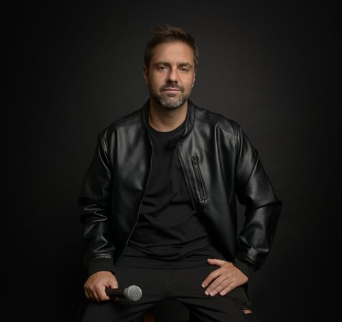 Promoção de ingressos para comédia stand-up de Fábio Rabin