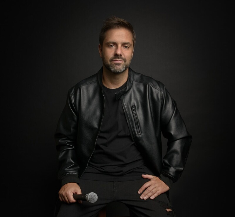 Promoção de ingressos para comédia stand-up de Fábio Rabin