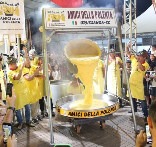 Tombo da polenta marca abertura oficial da 13ª Maggiofest