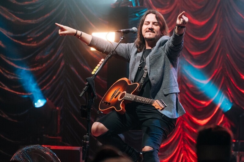 Dino Fonseca apresenta show 'Back to the 80’s' em Criciúma