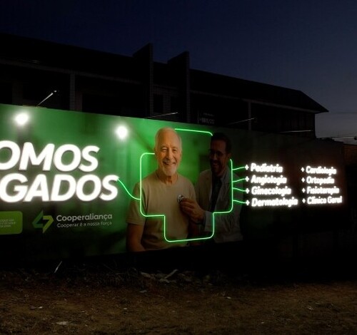 Ápice inova com outdoor interativo 