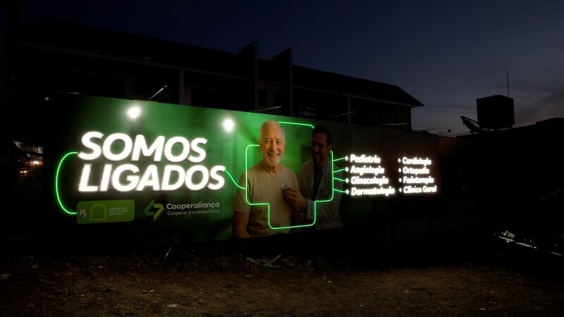 Ápice inova com outdoor interativo