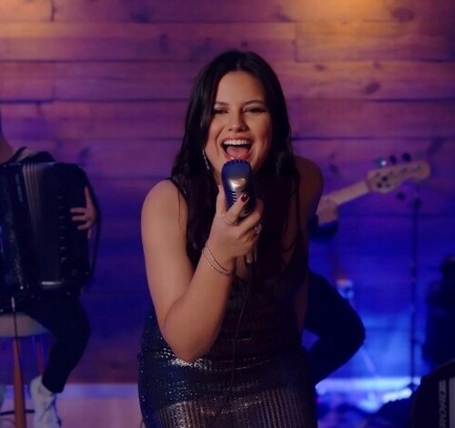 Júlia Marques mira na sofrência e lança música autoral