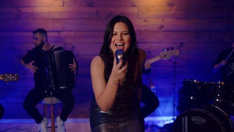 Júlia Marques mira na sofrência e lança música autoral