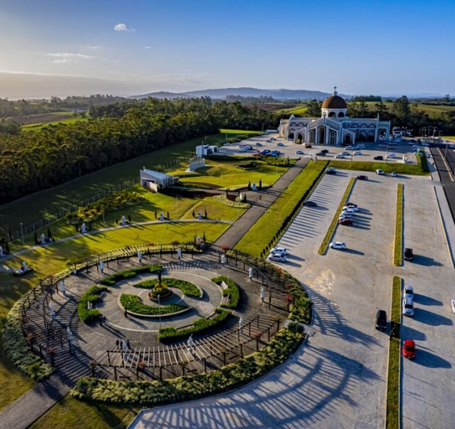 Primeira Basílica de SC: celebração e 'chuva' de rosas em Içara 