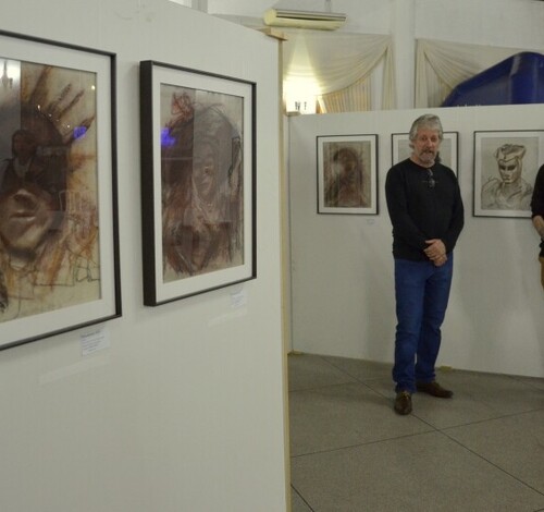 Olhares mascarados e vida no campo: exposições encantam visitantes na Festa da Gastronomia