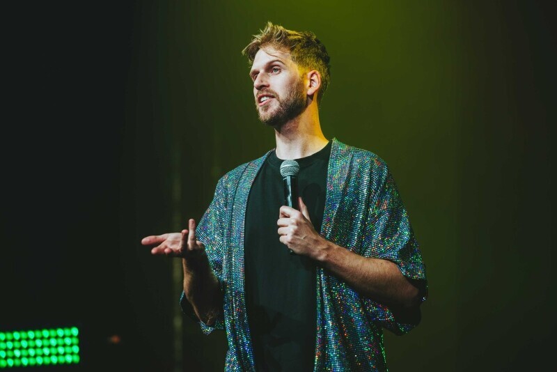  Paul Cabannes apresenta stand-up em Criciúma
