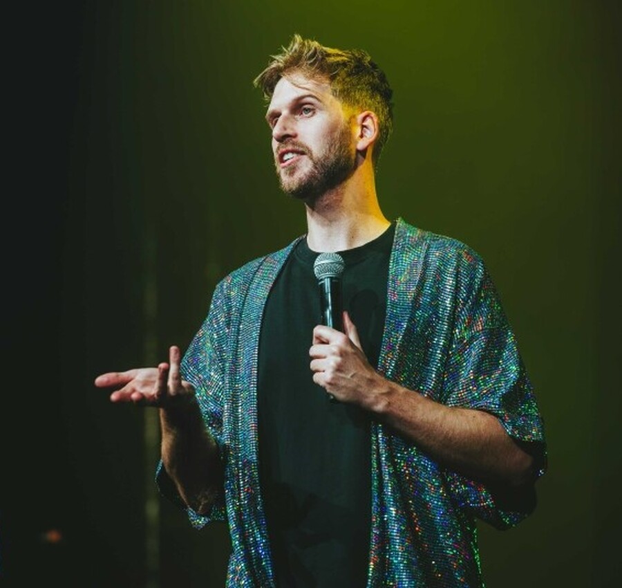  Paul Cabannes apresenta stand-up em Criciúma