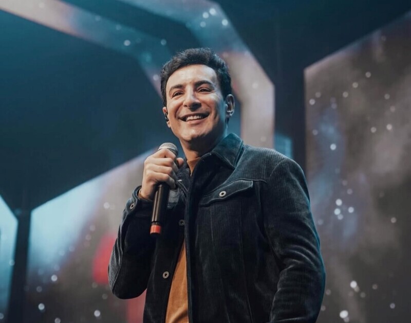 Cantor gospel Leandro Borges faz show gratuito em Criciúma