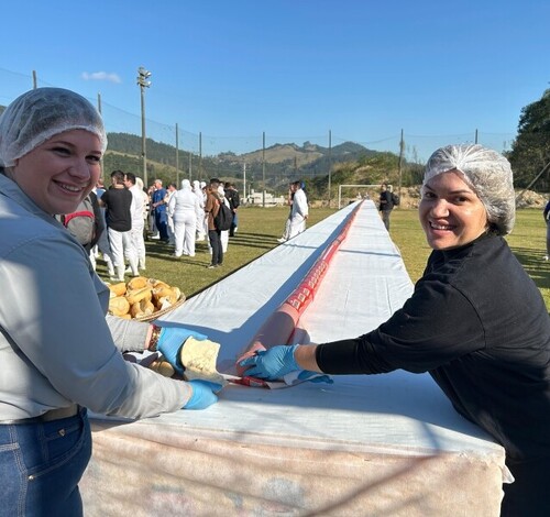 JCW Alimentos celebra 45 anos com homenagem e mortadela gigante