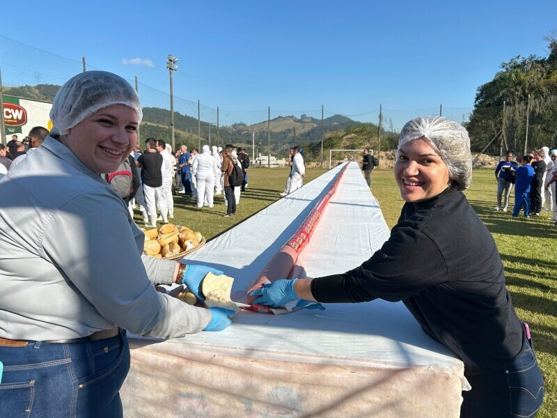 JCW Alimentos celebra 45 anos com homenagem e mortadela gigante