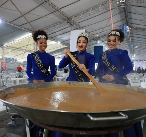 Pirão de peixe é distribuído gratuitamente na Festa da Tainha