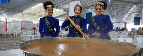 Pirão de peixe é distribuído gratuitamente na Festa da Tainha