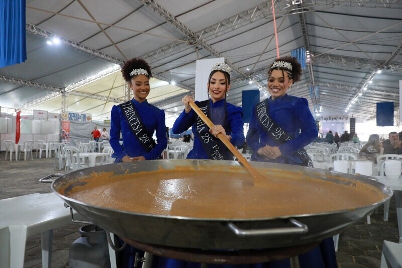 Pirão de peixe é distribuído gratuitamente na Festa da Tainha