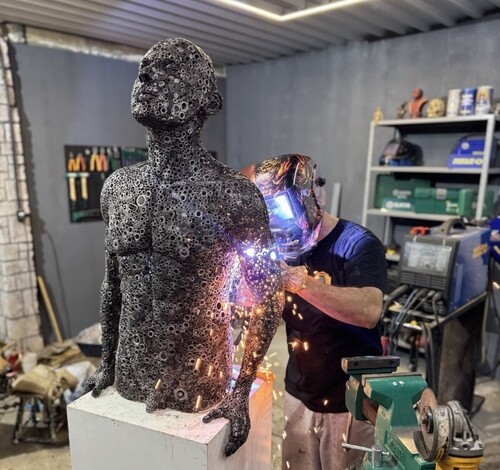 Farol Shopping recebe exposição em metal