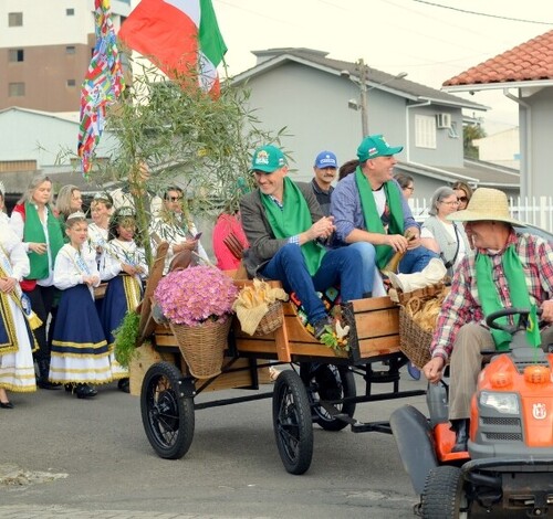 Shows gratuitos com Armandinho, Bruna Viola e Tchê Barbaridade na Festa do Colono em Siderópolis
