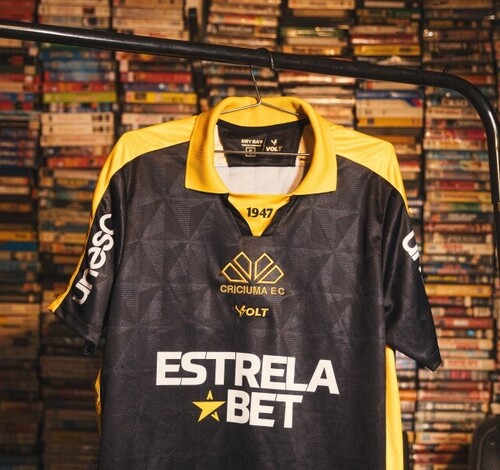 Moda e memória: Criciúma lança camisa retrô inspirada nos anos 90