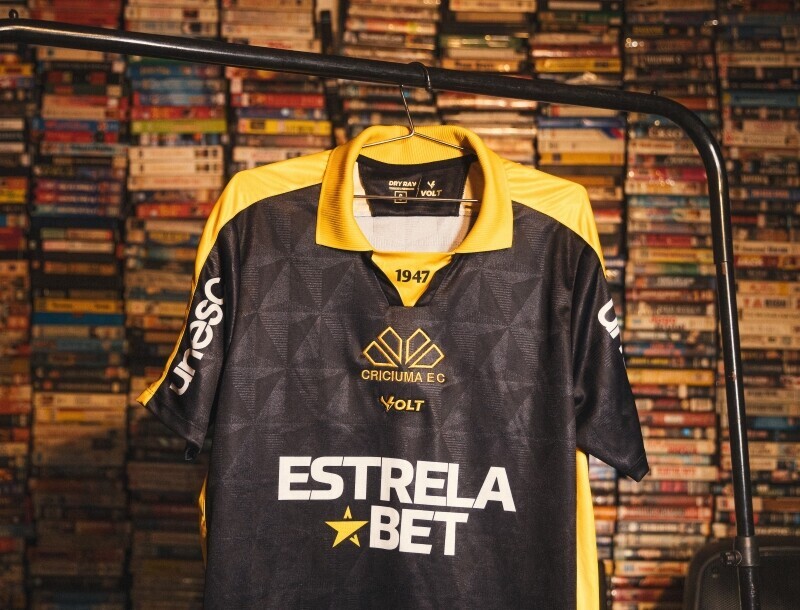 Moda e memória: Criciúma lança camisa retrô inspirada nos anos 90