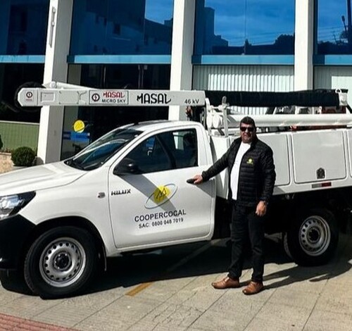 Mais agilidade e segurança: Frota da Coopercocal ganha reforço com caminhonete de cesto aéreo