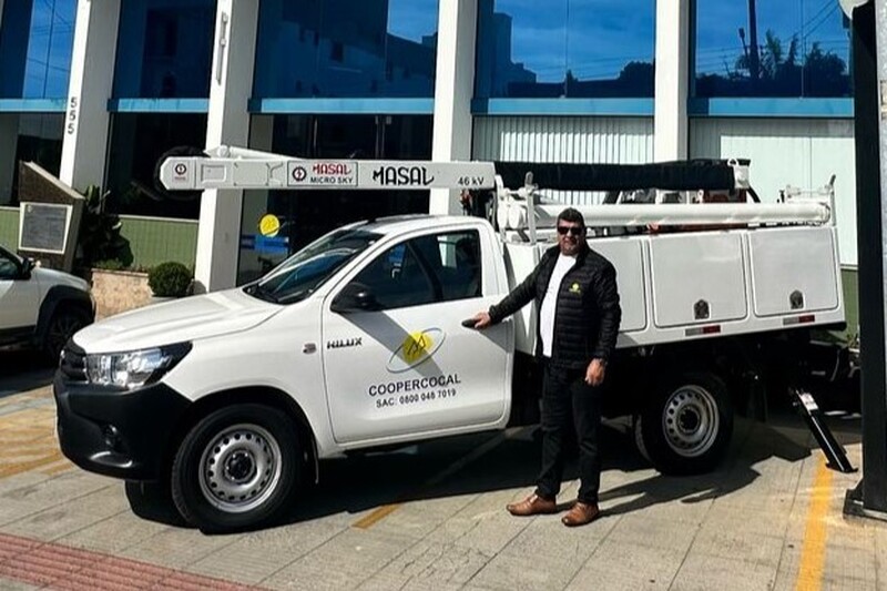 Mais agilidade e segurança: Frota da Coopercocal ganha reforço com caminhonete de cesto aéreo