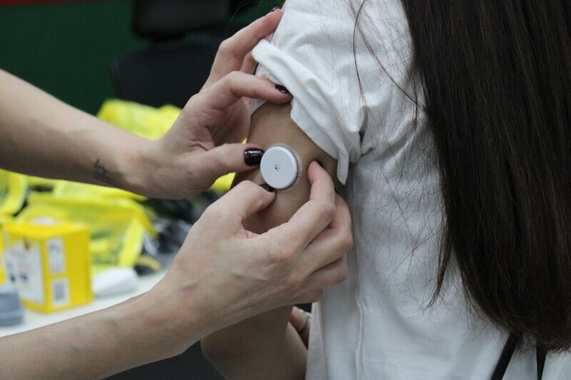 Criciúma é pioneira em SC na entrega de sensores de glicose para crianças e adolescentes com diabetes