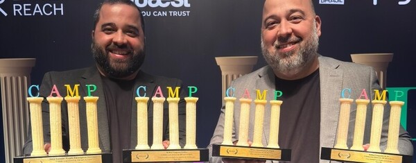 Ápice Comunicação fatura 4 troféus do prêmio CAMP da Democracia