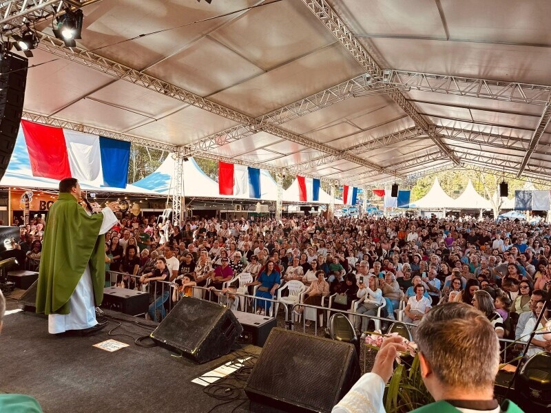 Missa com Padre Ezequiel na festa de 112 anos de Orleans