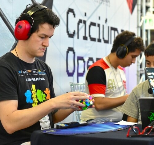 Velocidade, lógica e emoção no Criciúma Open Cubo Mágico