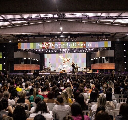 Mais de 10 mil mulheres em movimento de fé e avivamento