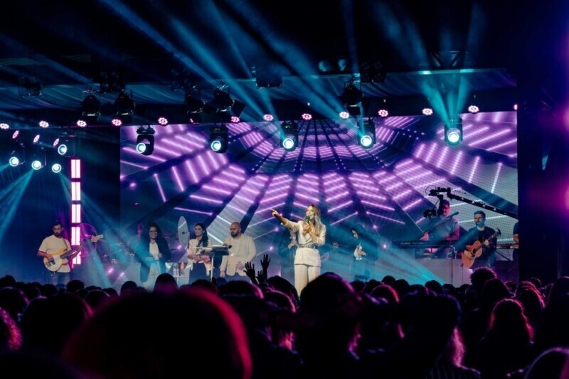 Conferência Abba Pai 2025 reúne mais de 11 mil mulheres em Criciúma; confira transmissão ao vivo pelo YouTube