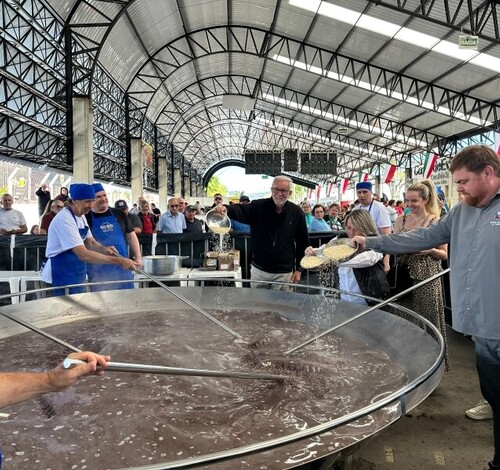 Mais de 2 mil porções da Minestra Gigante servidas gratuitamente na CocalFest