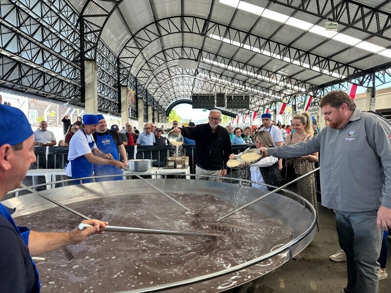 Mais de 2 mil porções da Minestra Gigante servidas gratuitamente na CocalFest