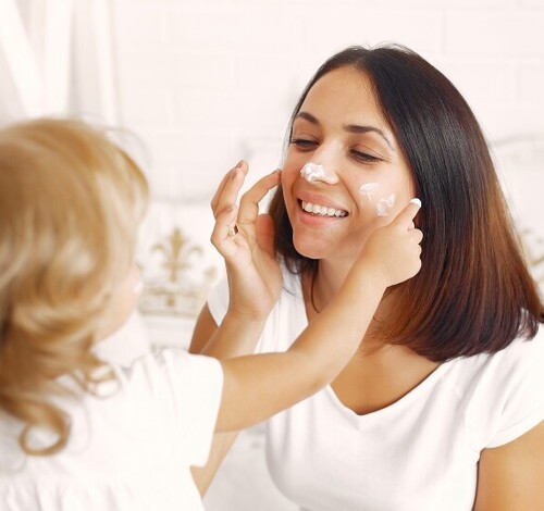 Adultização infantil: o alerta da dermatologia sobre o uso precoce de cosméticos