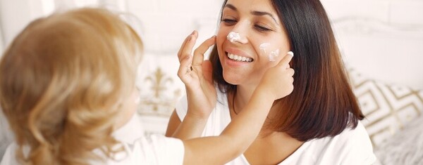 Adultização infantil: o alerta da dermatologia sobre o uso precoce de cosméticos