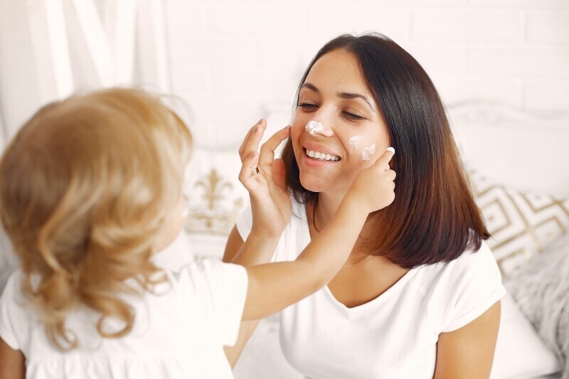 Adultização infantil: o alerta da dermatologia sobre o uso precoce de cosméticos