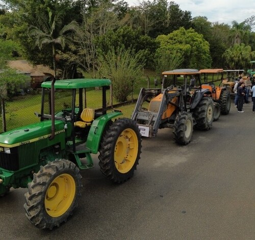 Desfile de caminhões e tratores na 1ª Festa do Colono e do Caminhoneiro em Cocal do Sul 
