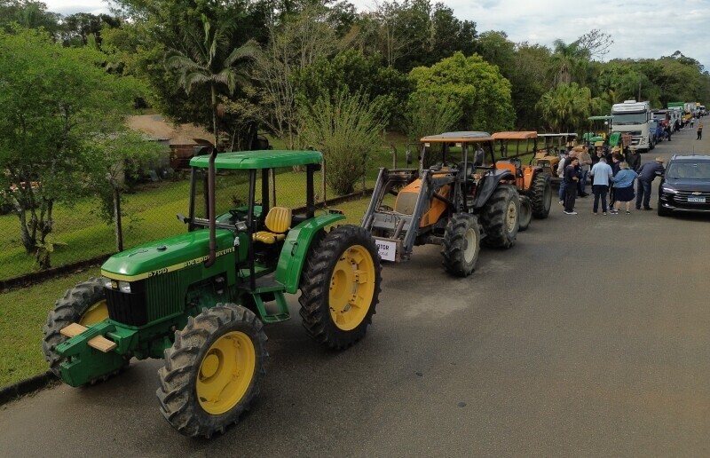Desfile de caminhões e tratores na 1ª Festa do Colono e do Caminhoneiro em Cocal do Sul 