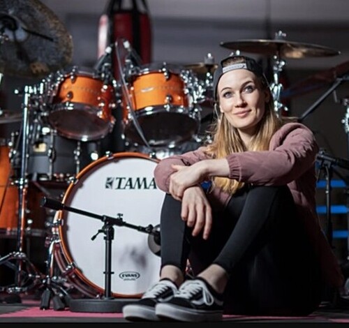 O Rush está de volta! Conheça a nova baterista