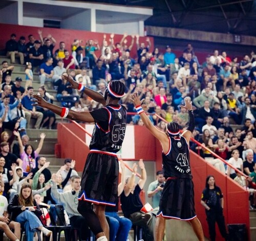 Harlem Globetrotters encanta público de Criciúma