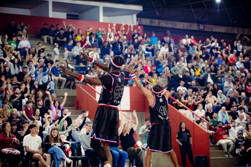 Harlem Globetrotters encanta público de Criciúma