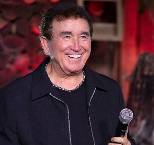 Show com Amado Batista traz clima de nostalgia para Criciúma