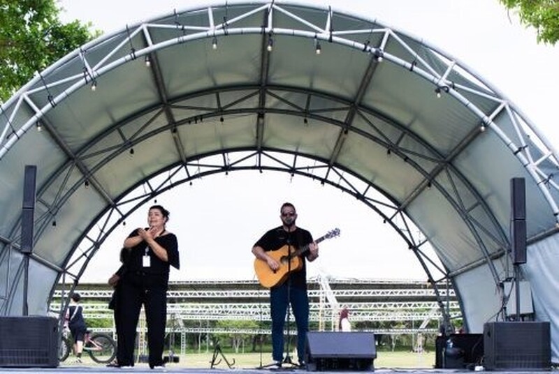 Atrações musicais e teatrais gratuitas no Domingo no Parque