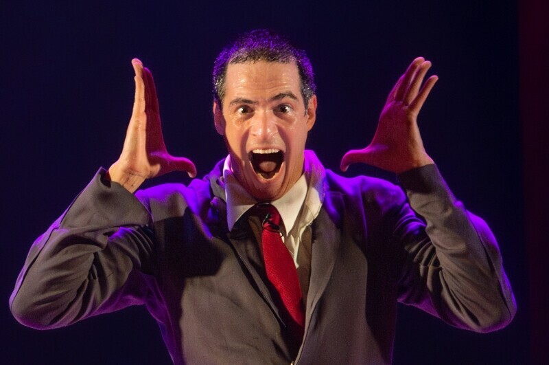 Mateus Solano apresenta monólogo ‘Figurante’ em Criciúma