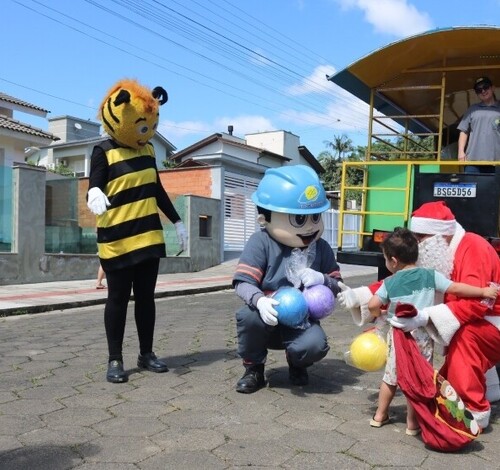 Coopercocal celebra Natal da Energia com prêmios, brindes e Trenzinho da Alegria