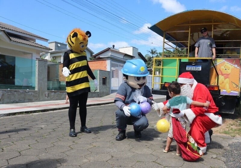 Coopercocal celebra Natal da Energia com prêmios, brindes e Trenzinho da Alegria