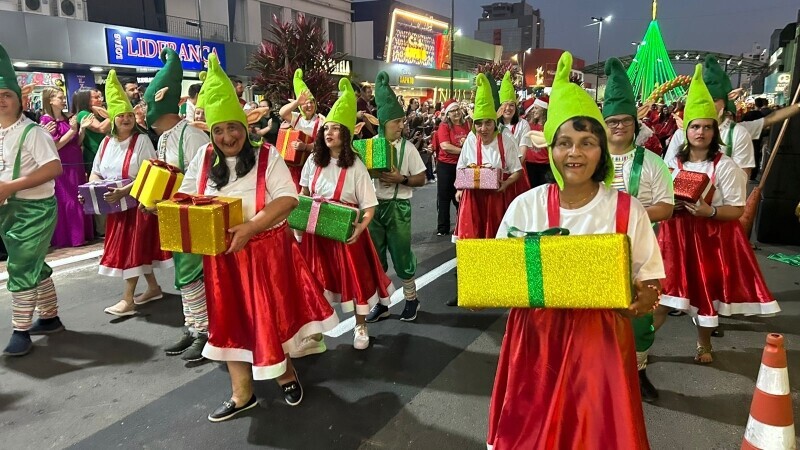 Desfile marca abertura do ‘Araranguá, Natal das Avenidas’